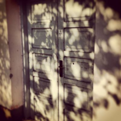 Door whispers: Shadow a la nature